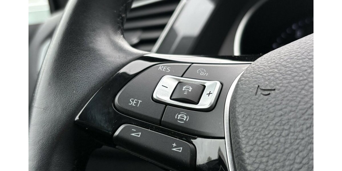 VW Tiguan 1.5 TSI RLine ACC/NAVI/AHK/SHZ/LED/1.HAND 73.187 km 25.800 &euro; Villingen-Schwenningen 78054