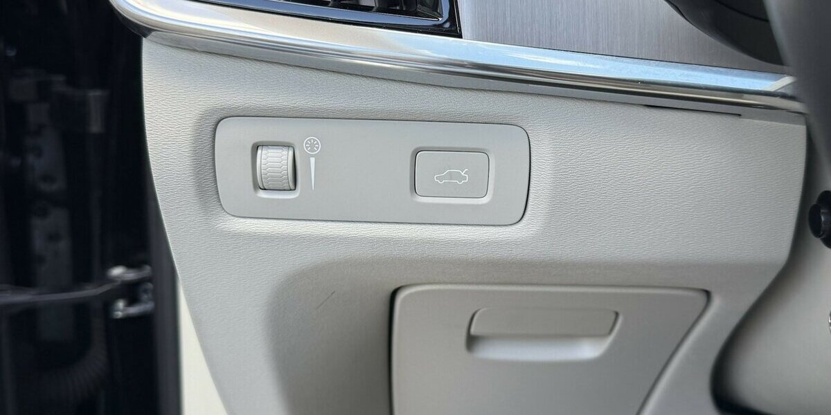 Volvo S90 MOMENTUM AWD/HEAD UP/BUSINESS.PRO/LEDER 125.912 km 22.900 &euro; Villingen-Schwenningen 78054