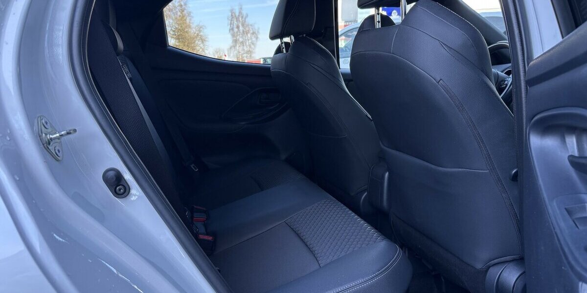 Toyota Yaris 1.5 Hybrid Black&White DAB/KAMERA/1.HAND 29.792 km 18.900 &euro; Villingen-Schwenningen 78054