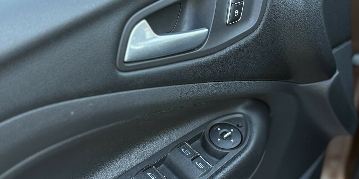 Ford Kuga 2.0 TDCI Titanium STANDHZ/NAVI/DAB/KAMERA 98.466 km 10.900 &euro; Villingen-Schwenningen 78054