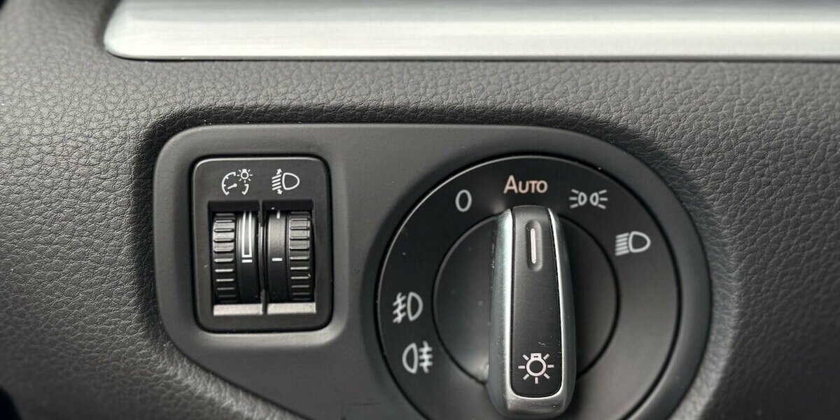 VW Sharan 2.0 TDI Comfortline 7.SITZ/NAVI/SHZ/DSG 107.728 km 21.800 &euro; Villingen-Schwenningen 78054